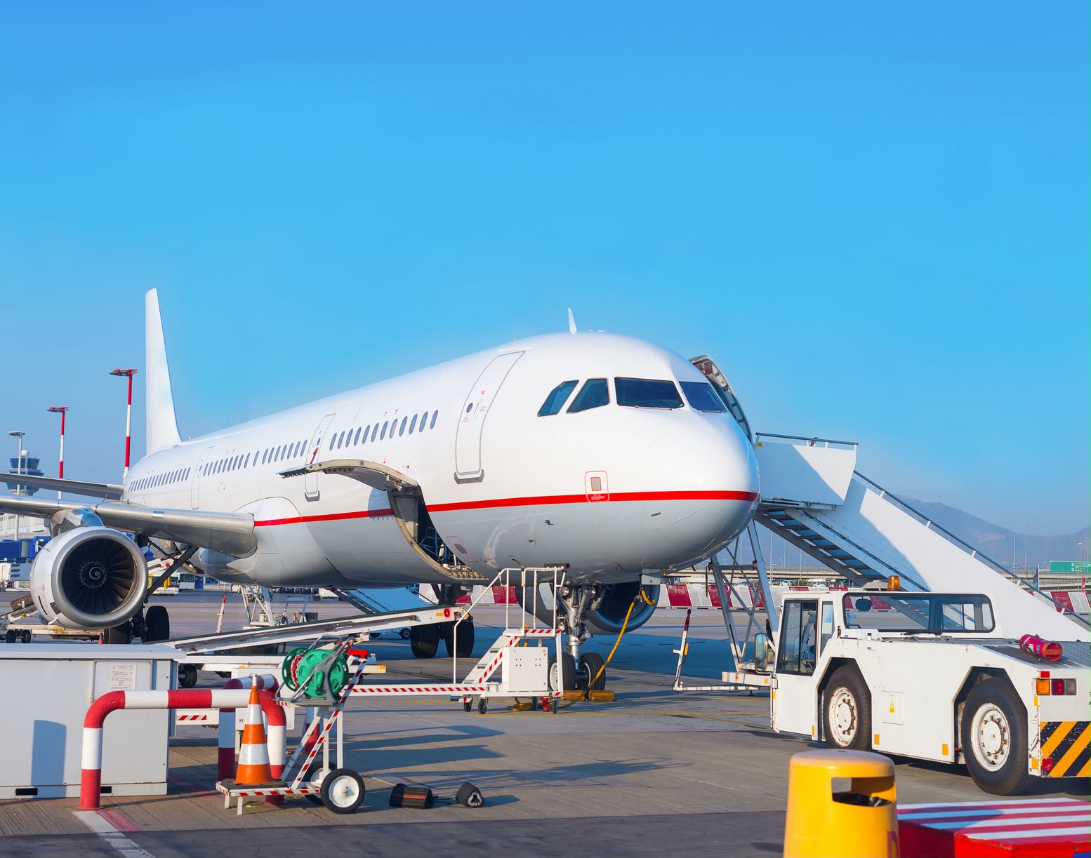 Avión de pasajeros estacionado en la plataforma de un aeropuerto