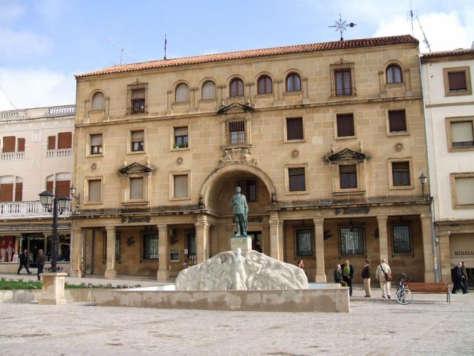 5276-Plaza-de-Andalucia-y-Monumento-al-General-Saro-en-Ubeda-Jaen-01JPG
