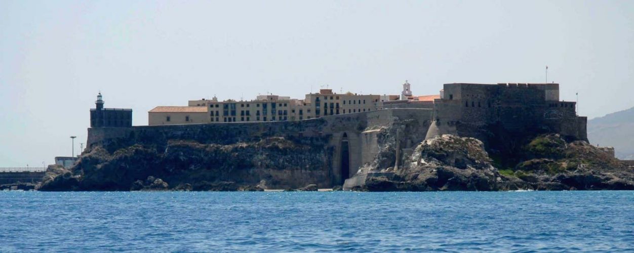 Vista_del_primer_recinto_fortificado_de_Melilla_desde_el_mar-1536x613