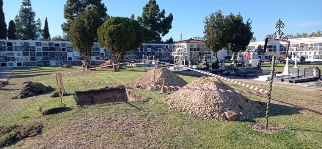 : CGT Huelva celebra la licitación para la **exhumación de asesinados por el franquismo en Huelva** en el cementerio de La Soledad